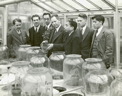 Students with Dr. Stakman in a lab in 1930
