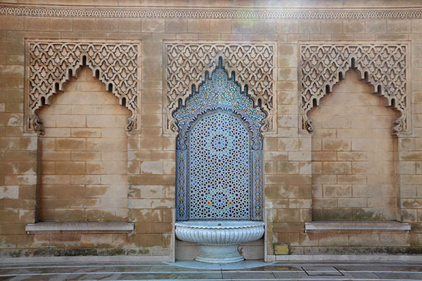 Fountain with traditional Moroccan architecture
