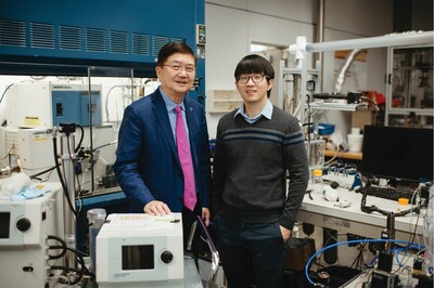 David Pui and Qingfeng Cao in the Particle Technology Laboratory
