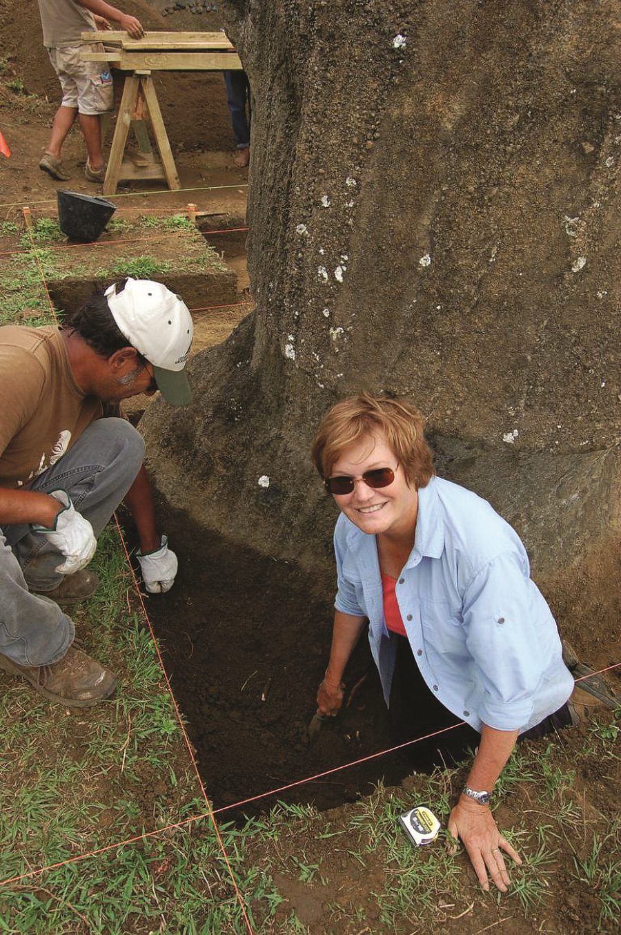 Jo Anne Van Tilburg (right) and Christián Arevalo Pakarati, one of the project’s codirectors, digging around a statue