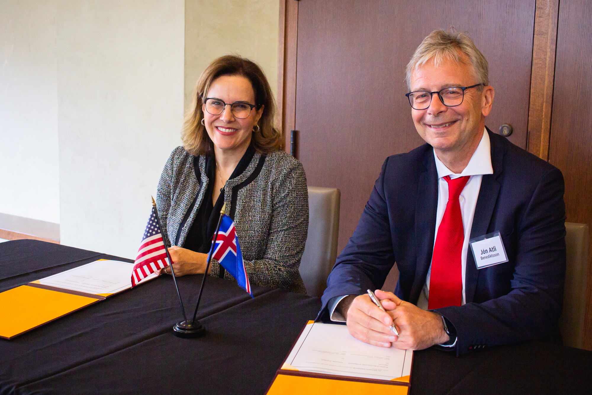 UMN President Joan T.A. Gabel and Rector Jón Atli Benediktsson of the University of Iceland pose after signing the agreement.
