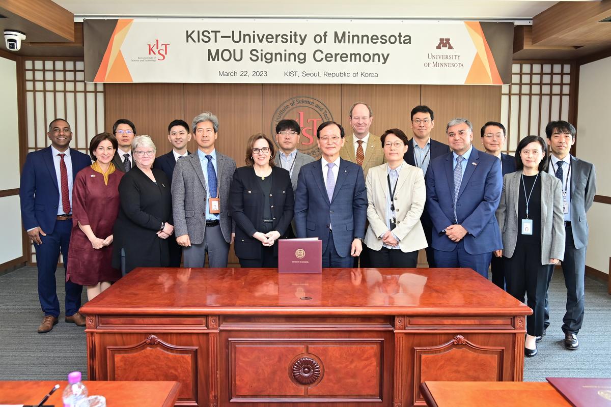 UMN and KIST participants post for a group photo after signing an agreement